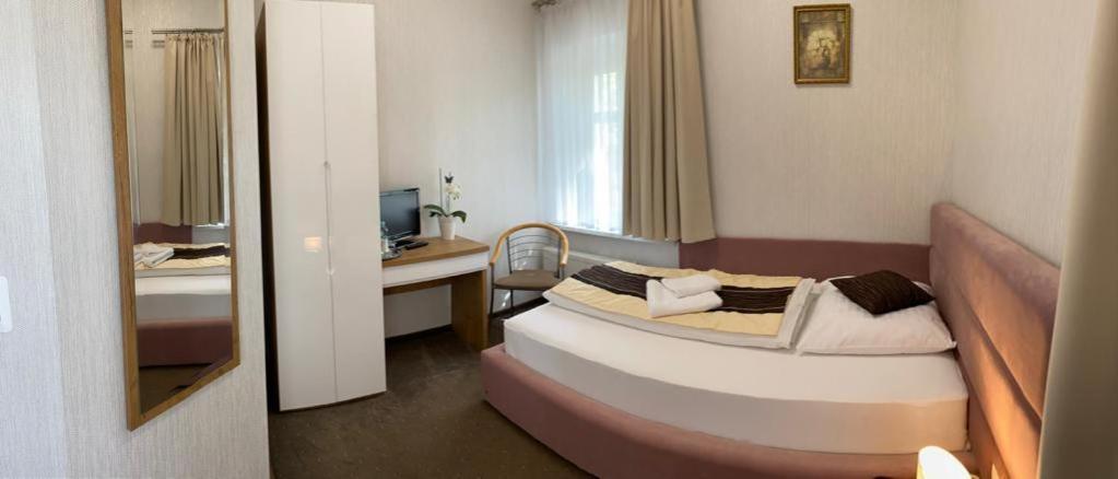 Park Hotel Dobrodzien エクステリア 写真