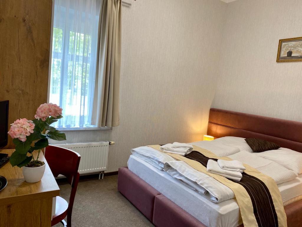 Park Hotel Dobrodzien エクステリア 写真